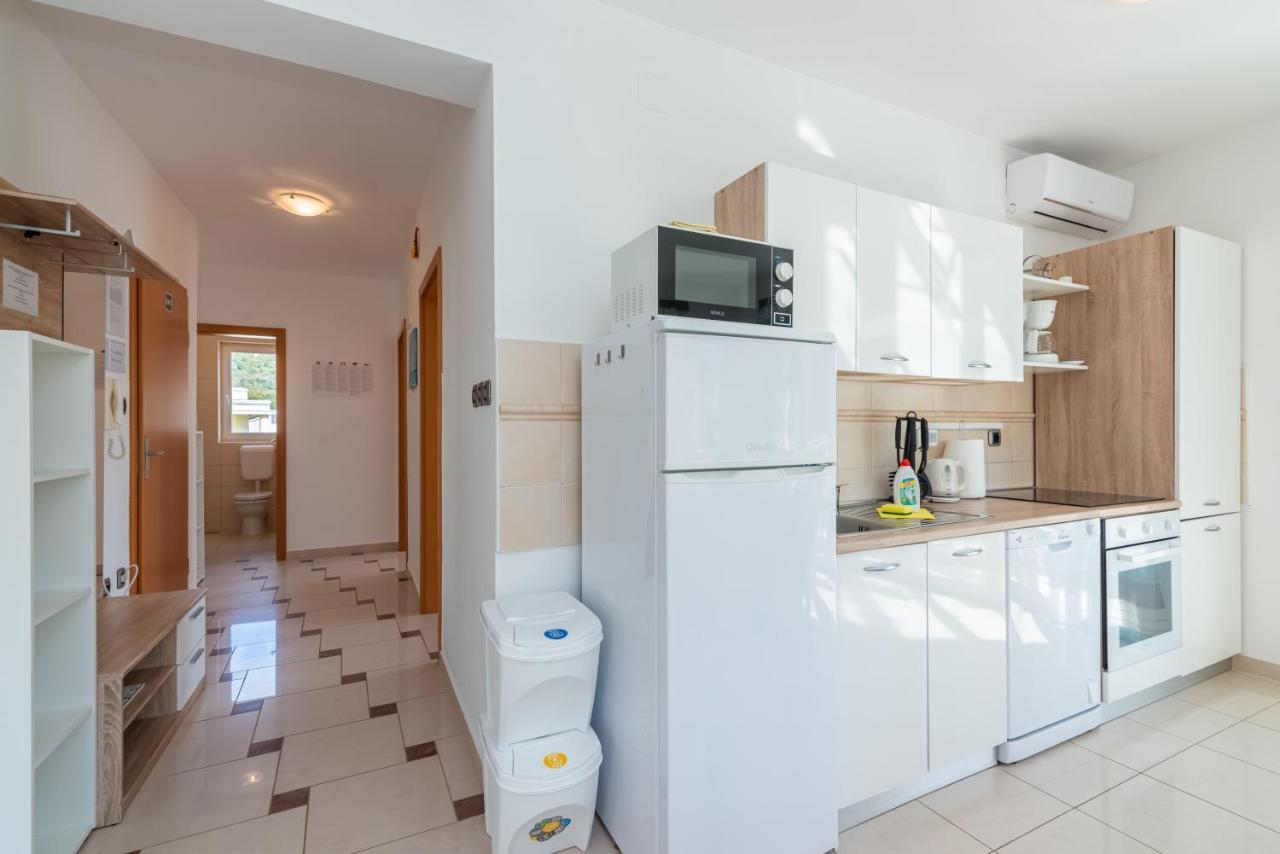 Beautiful Apartment Lovorka 6 , Baska, Krk Kültér fotó