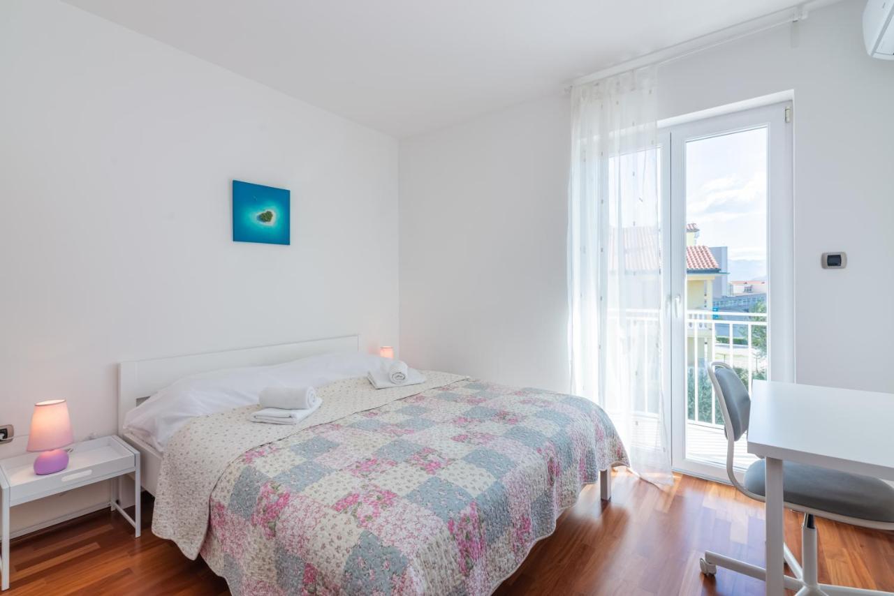 Beautiful Apartment Lovorka 6 , Baska, Krk Kültér fotó