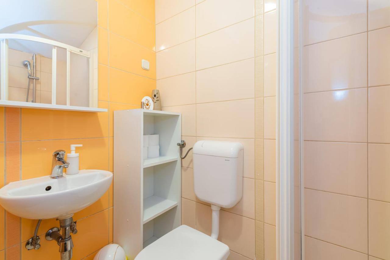 Beautiful Apartment Lovorka 6 , Baska, Krk Kültér fotó