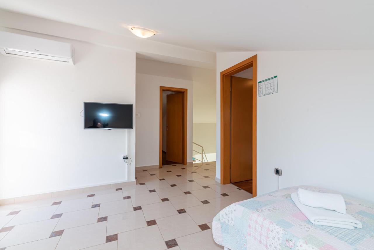 Beautiful Apartment Lovorka 6 , Baska, Krk Kültér fotó