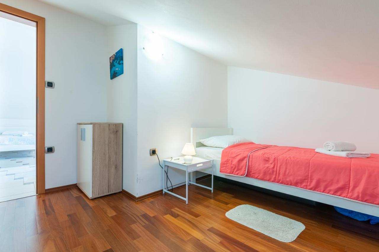 Beautiful Apartment Lovorka 6 , Baska, Krk Kültér fotó