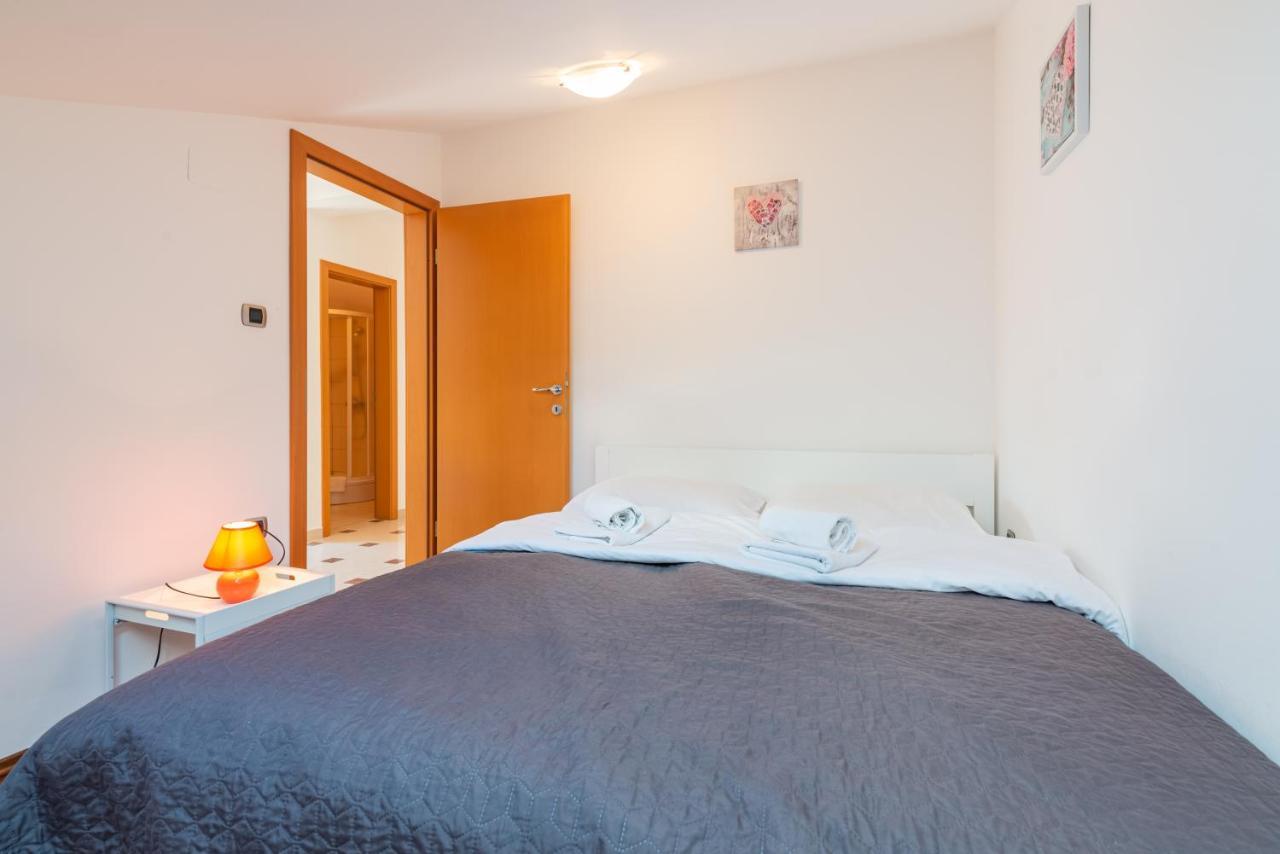 Beautiful Apartment Lovorka 6 , Baska, Krk Kültér fotó
